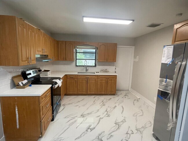 Building Photo - 21123 E Dixie Hwy Unit 21123