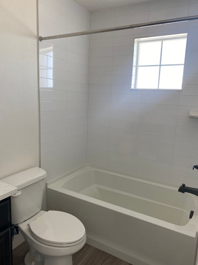 Private Bath - 2848 Kendall St