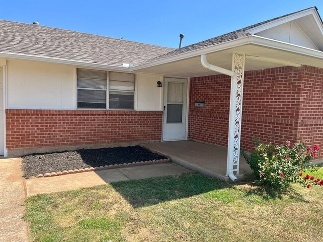 Photo - 3 Bedroom Home in Prime MOORE Location!