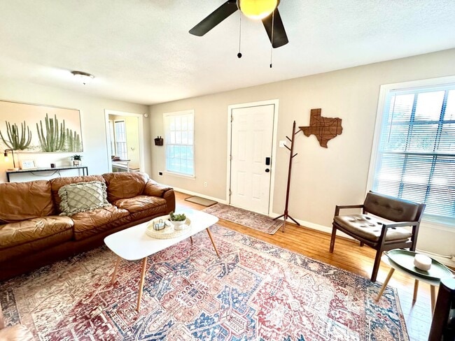 Photo - Blue Wall Oasis Mid-Term Rental 2/1 with a...