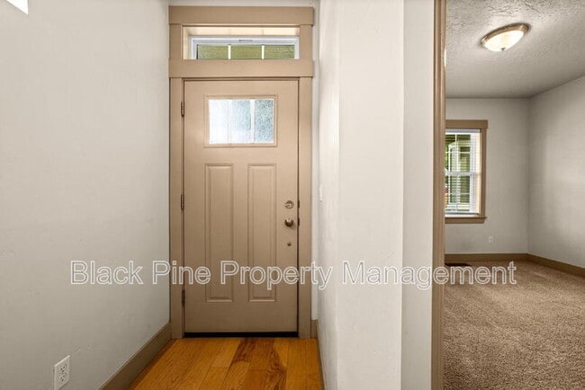 Photo - 909 N 31st St