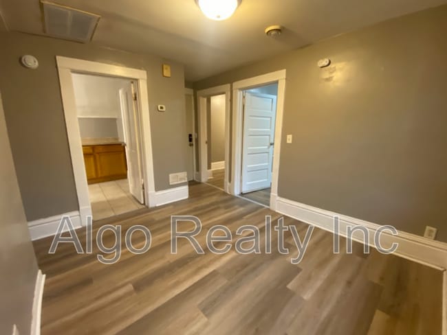 Photo - 2211 Queen Ave N