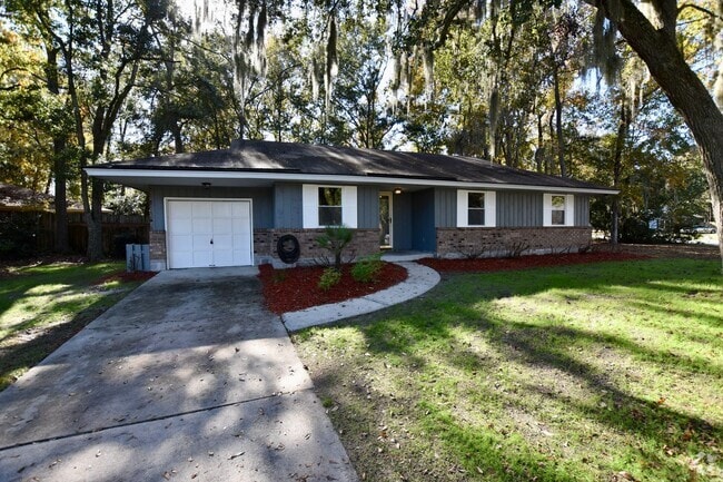 Building Photo - Adorable 3/2 on large corner lot Rental