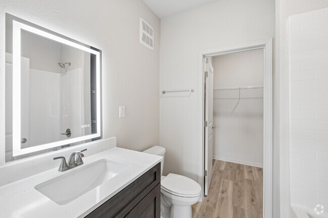 2BR, 2BA - 950SF - Primary Bathroom