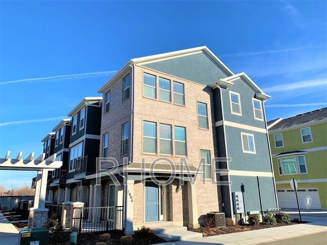 Building Photo - 1824 W Torlundy Dr