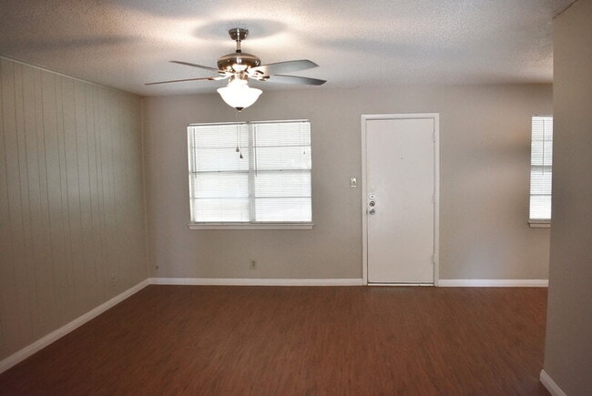 Photo - Charming 3-Bed, 2-Bath Gem in Fort Worth –...