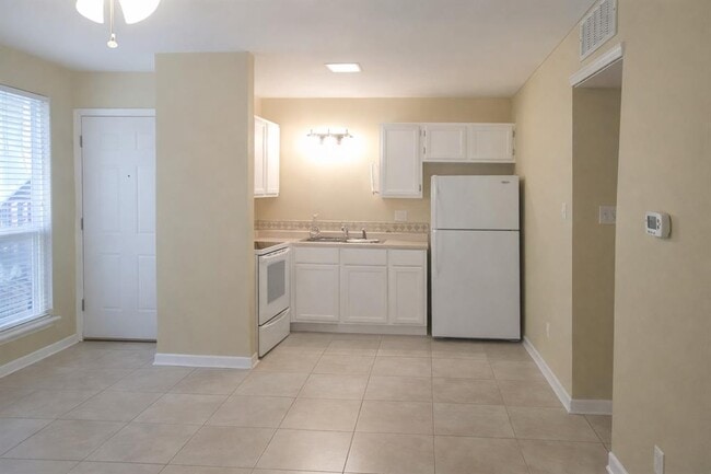 Building Photo - 1000 W 26th St Unit 120