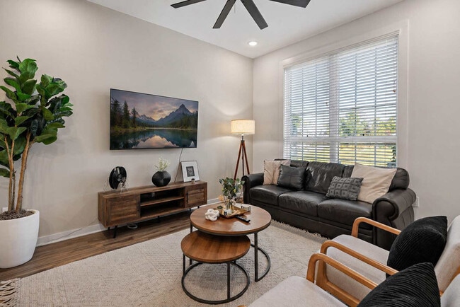 Building Photo - 738 Douglas Ave