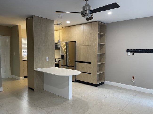 Building Photo - 798 Crandon Blvd Rental