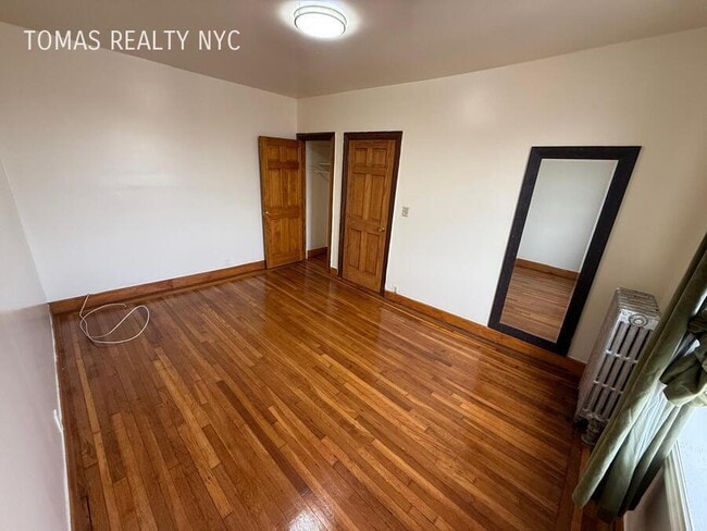 Building Photo - 710 E 235th St Unit E2