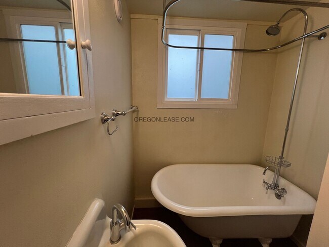 Photo - Available now - Downtown Eugene studio apartment Unit 510 1/2 E 12th ave Apt A