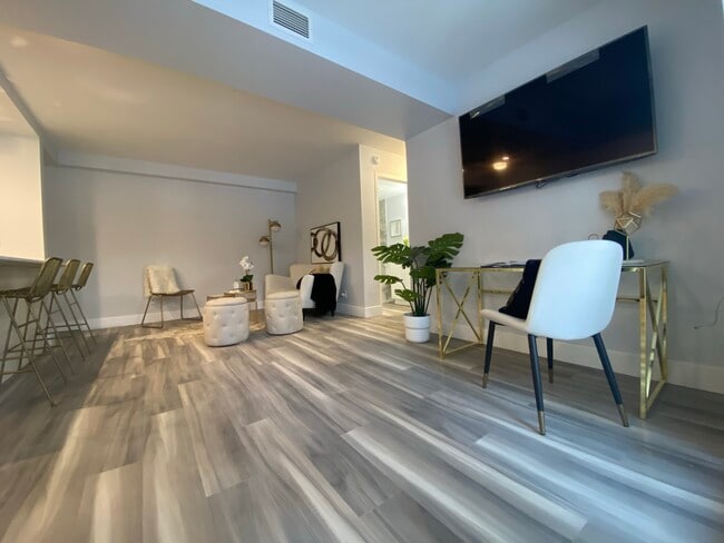 Photo - Beautiful Ground-Floor 2-Bed Corner Unit In Midtown Waterloo Unité 110