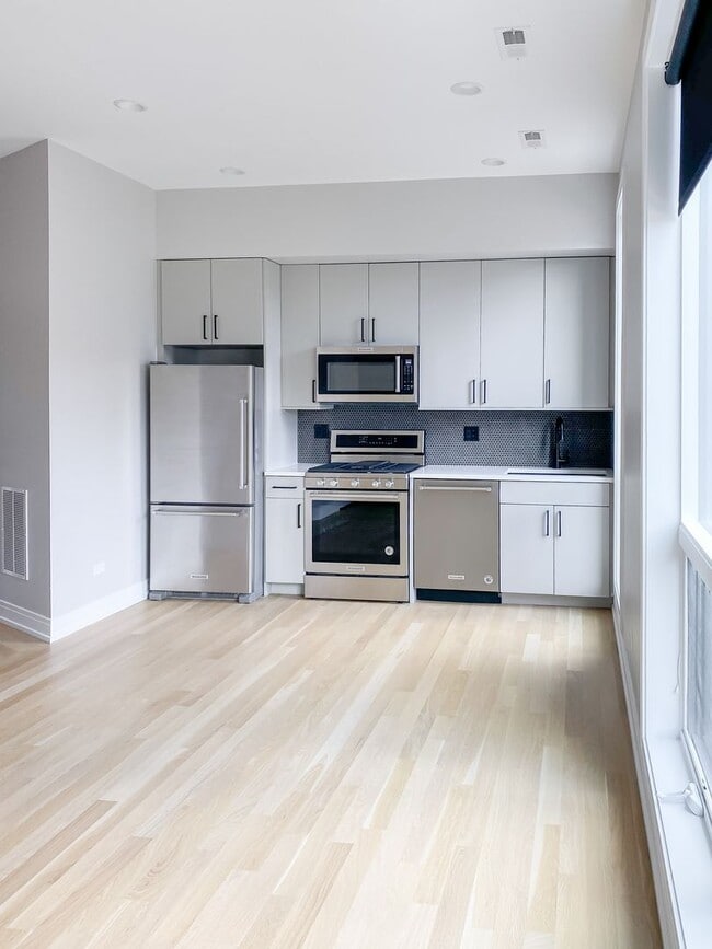 Building Photo - 1060 W Cornelia Ave Unit 3