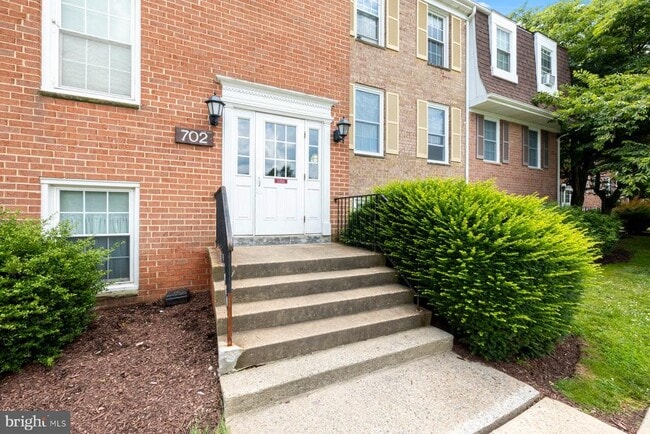 Building Photo - 702 Quince Orchard Blvd Unit 702-P2