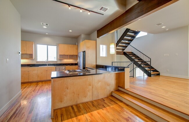 Photo - 318 McAlpine St