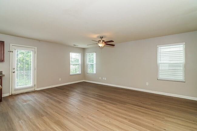 Photo - 16 Everett Cir SE