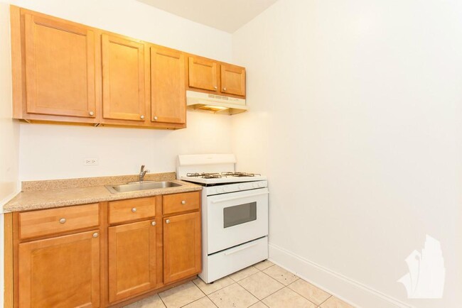 Photo - 2704 N Sawyer Ave Apartment Unit 208