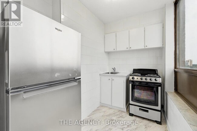 Photo - 2360 Dundas St W Unit 1019B