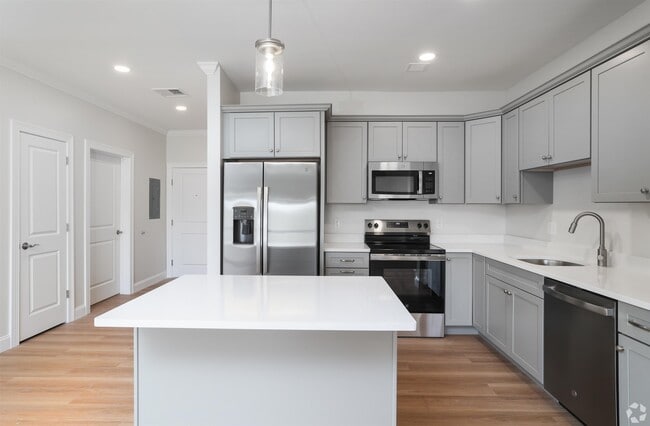 Building Photo - 74 Rockingham Rd Unit 104