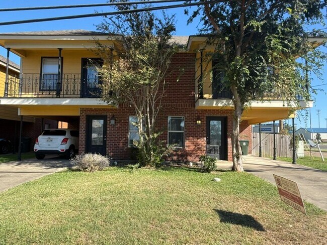 Building Photo - Updated 2-Bed Townhouse Steps from McNeese... Unit 369 East Sale Road