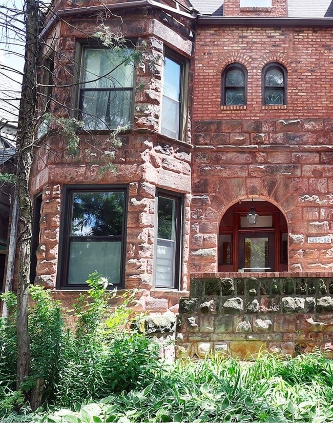 Building Photo - 5427 S Blackstone Ave Unit 1