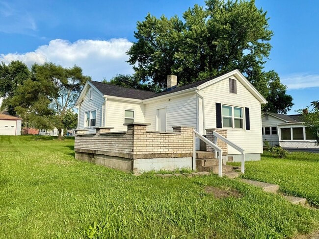 Photo - Cottage with a large porch