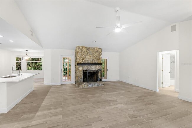 Photo - 2202 Cork Oak St W