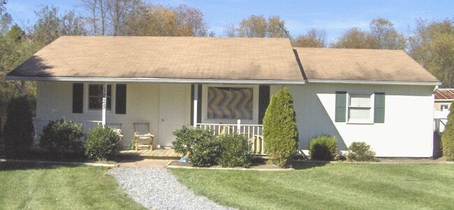 Building Photo - 4 Bedroom 2.5 Bath House