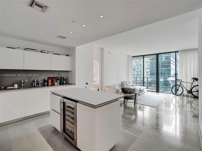 Photo - 88 SW 7th St Unidad 907