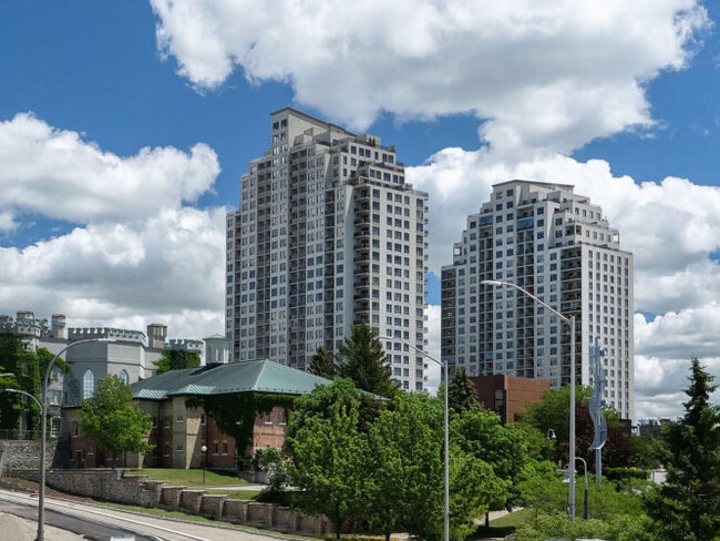 Building Photo - Downtown Executive Condo Living! 2+DEN * Gym * Lounge* Parking * AVAIL Sept 1! Unit 1