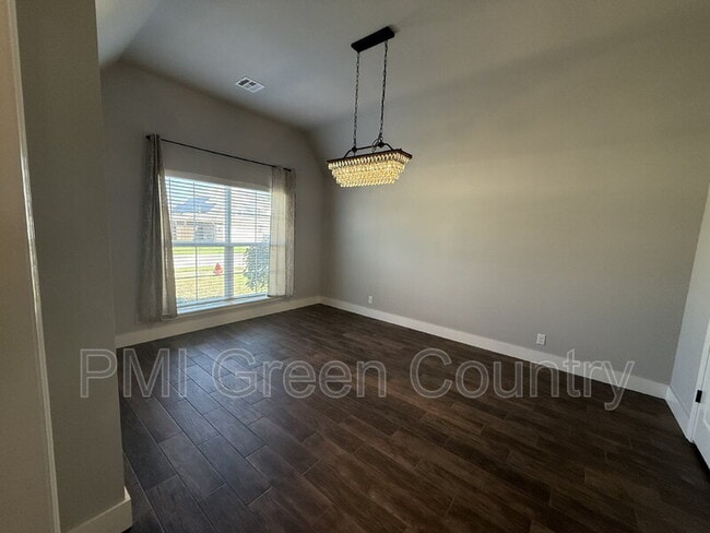 2611 W Baton Rouge Pl