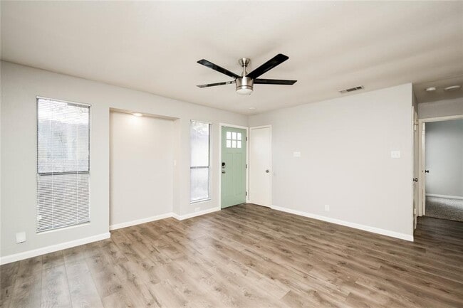 Photo - 915 Chisholm Cove