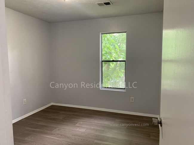 Building Photo - 5825 Vernier Dr SW