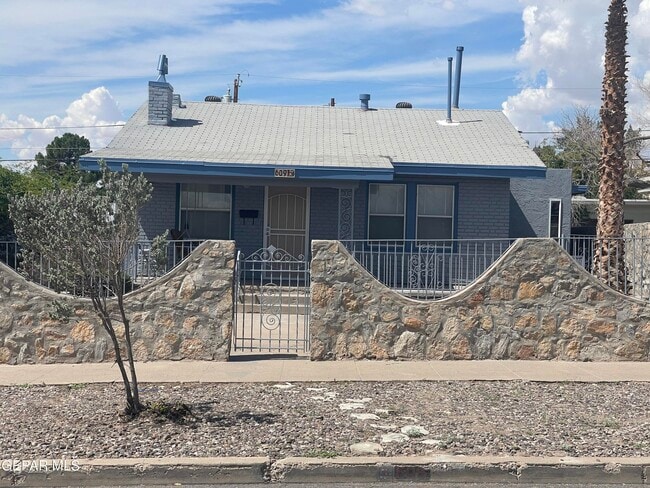 609 E Robinson Ave