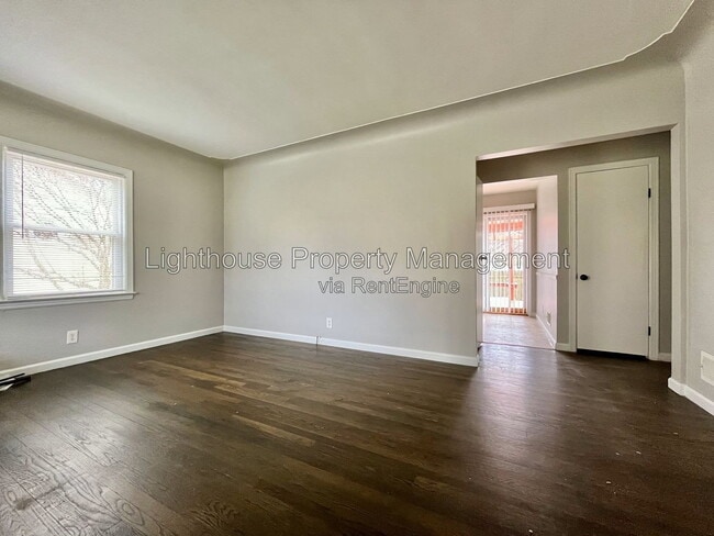Photo - 809 Eastern Ave NE