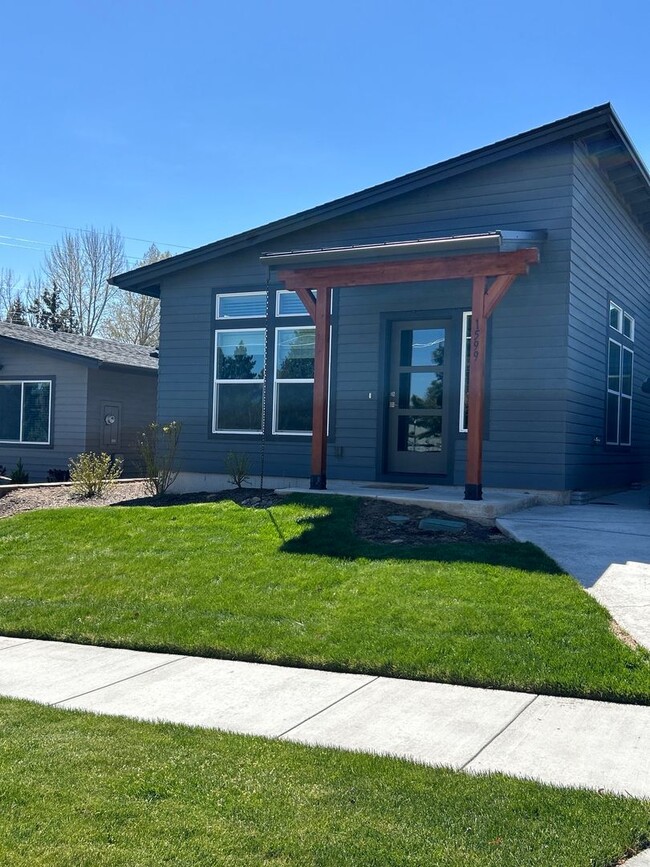 2 Bedroom / 1 Bathroom Home in NE Bend - 2 Bedroom / 1 Bathroom Home in NE Bend