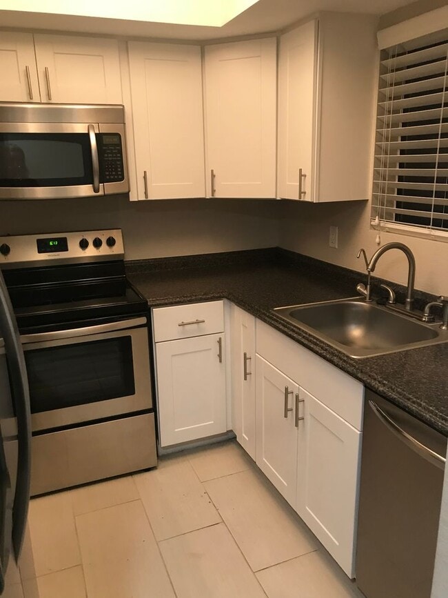 Building Photo - COMING SOON! Beautiful 2 Bed/2 Bath Condo ...