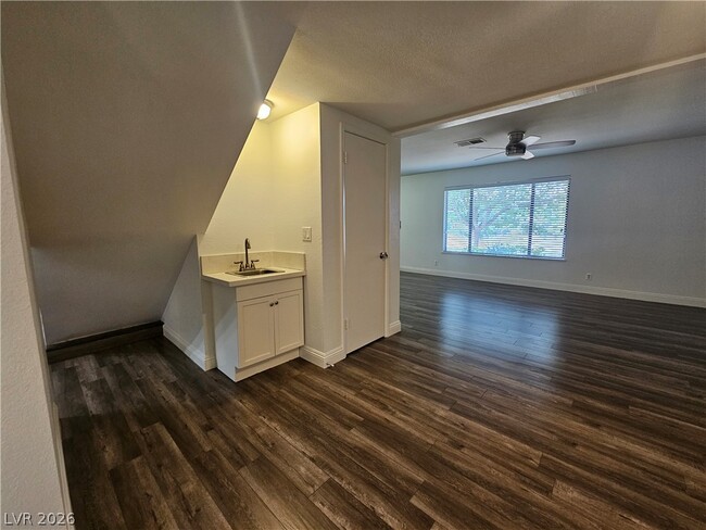 Photo - 3228 Longford Way