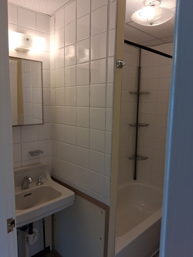 Bathroom - 230 Beaver Ave Unit 3