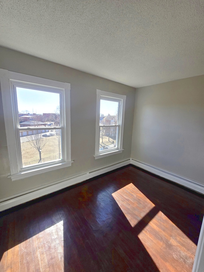 Building Photo - 93 Maple Ave Unit 2