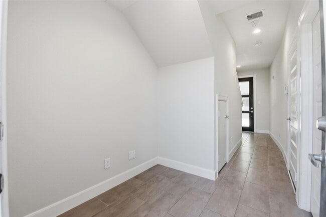 Photo - 3024 Charline