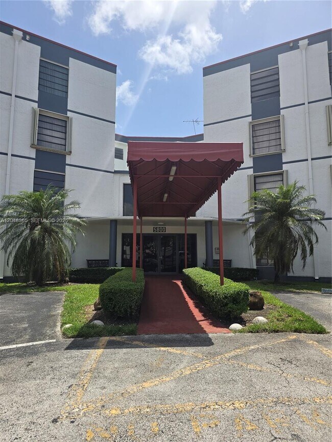 Building Photo - 5800 SW 127th Ave Unit 2310