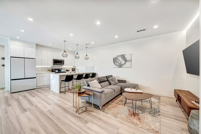 Photo - 19138 Bassett St