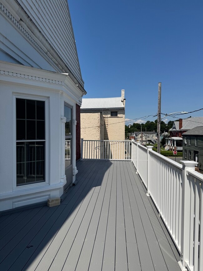 Large 2nd story patio - 8 Division St