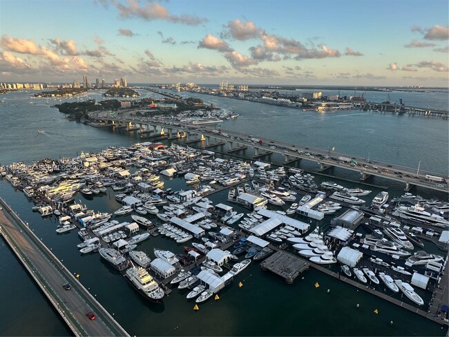 Photo - 555 NE 15th St Unidad TS-A