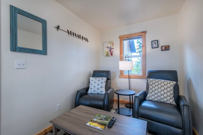 Building Photo - 1711 Fischer Ln Unit ID1310738P Rental