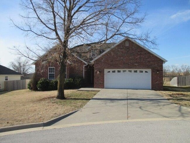 Building Photo - 3 Bedroom Ozark Home in Wonderful Neighbor...