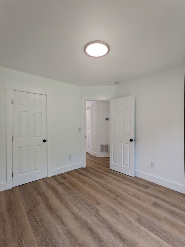 Building Photo - Black Mountain Rental!