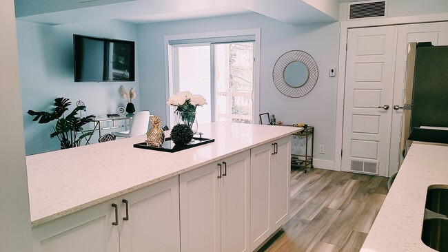 Photo - Huge Ground-Floor One-Bedroom Suite in Midtown Waterloo Unité 108