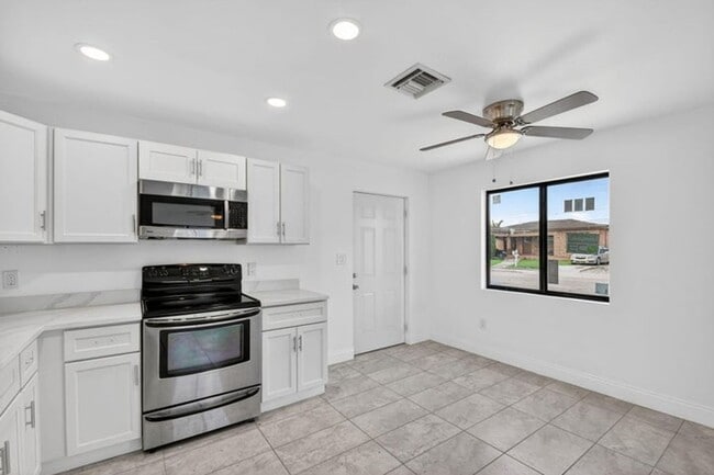 Photo - 917 W 2nd St